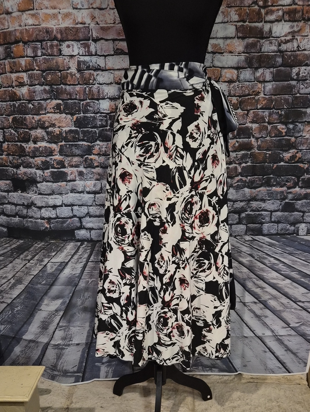 Iris Impressions Reversable Black & White Floral Silk Wrap Maxi Skirt. 80% Silk
